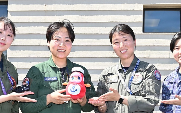 Japanese and Republic of Korea Aviators Build Professional Ties During RIMPAC 2026