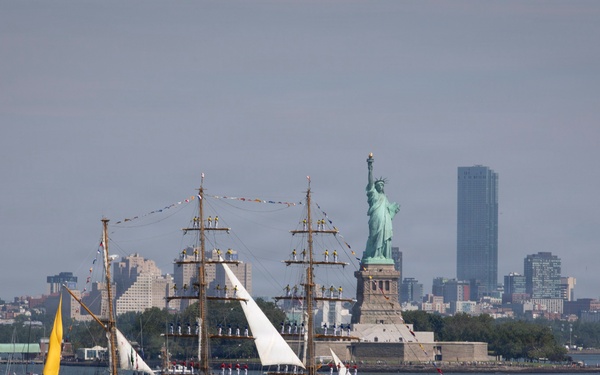 CNO Participates in International Fleet Review 250
