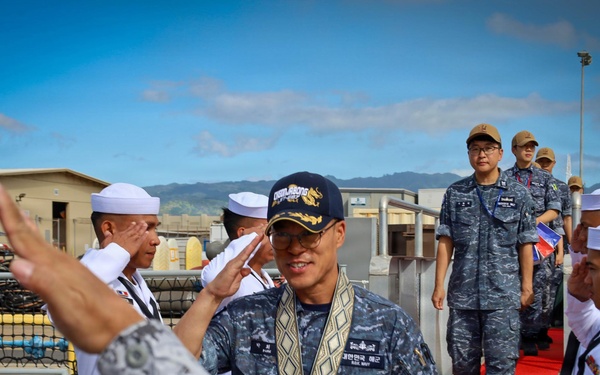 Republic of Korea Navy visits Philippine ship BRP Miguel Malvar during RIMPAC 2026