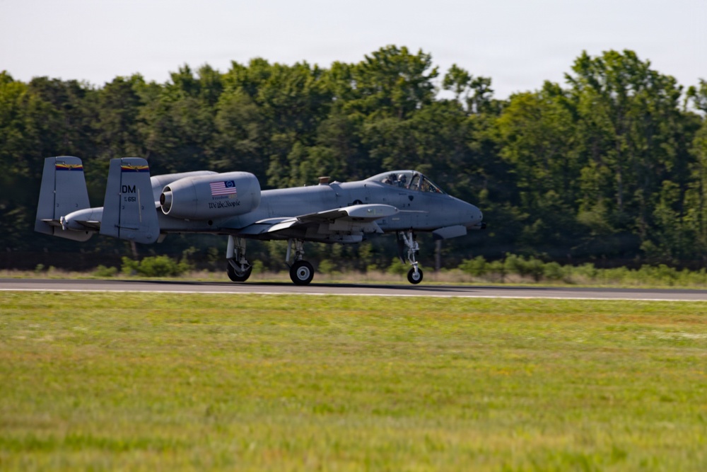 A-10 Thunderbolt II taxis to runway