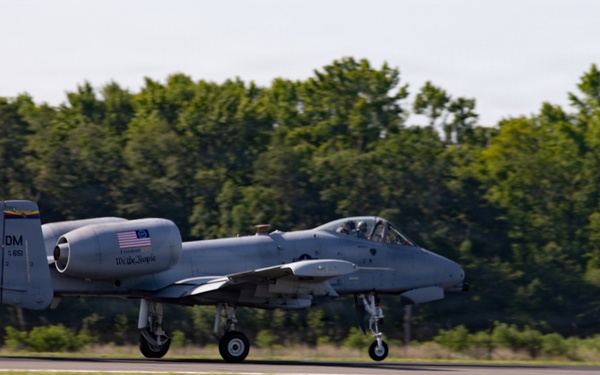 A-10 Thunderbolt II taxis to runway