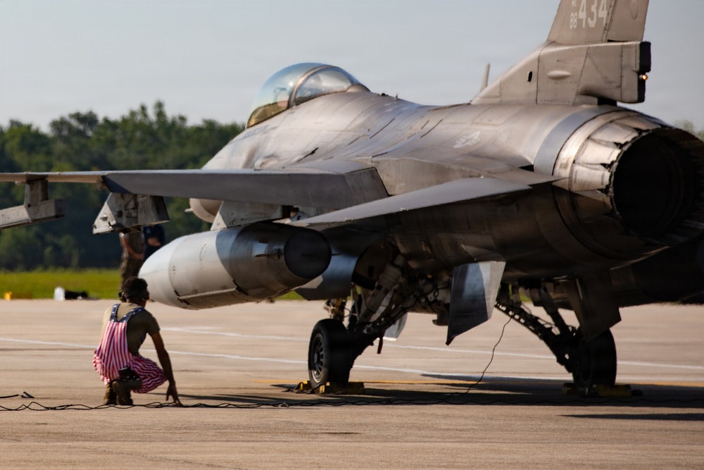 Crew chief prepares F-16 Fighting Falcon for launch