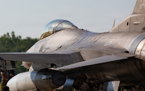 Crew chief prepares F-16 Fighting Falcon for launch