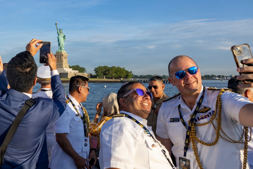 INR 250 Servicemembers Transit the New York Harbor