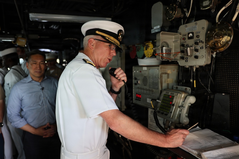 SECNAV and USFF Visit USS Farragut (DDG 99)