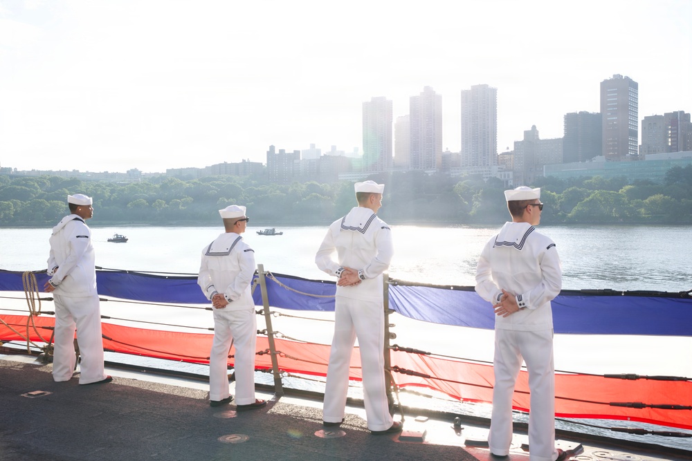 SECNAV and USFF Visit USS Farragut (DDG 99)