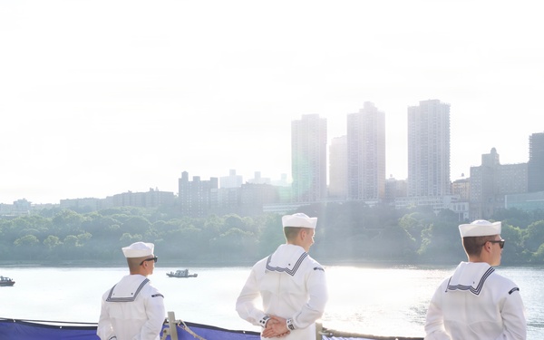 SECNAV and USFF Visit USS Farragut (DDG 99)