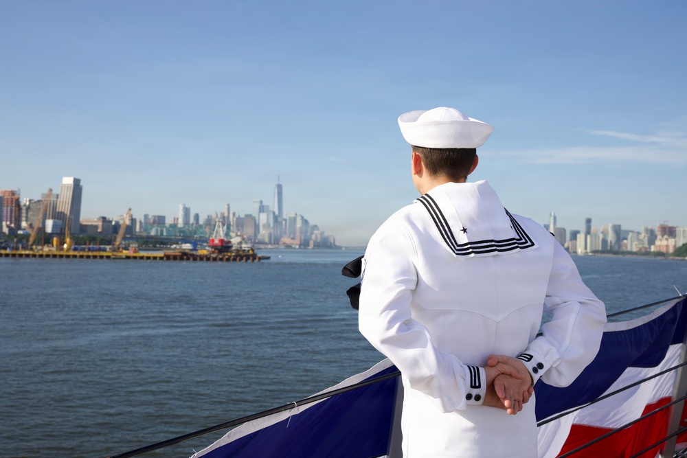 SECNAV and USFF Visit USS Farragut (DDG 99)