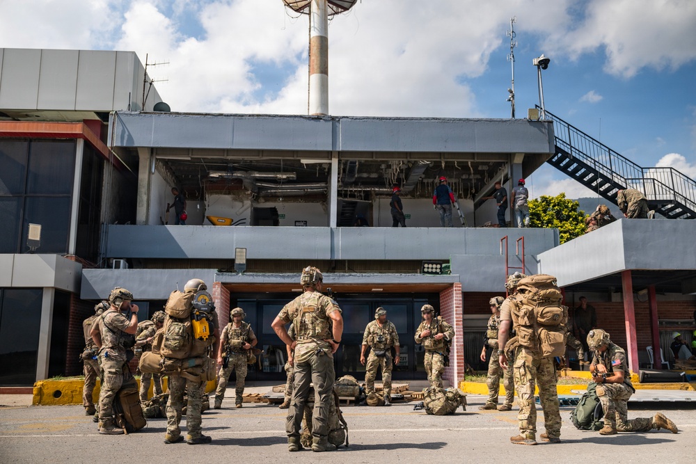 Humanitarian Operations continue at Simon Bolivar International Airport