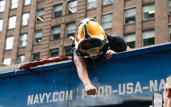 Flag Officer Visit to the U.S. Navy Dive Tank Demonstration in Times Square