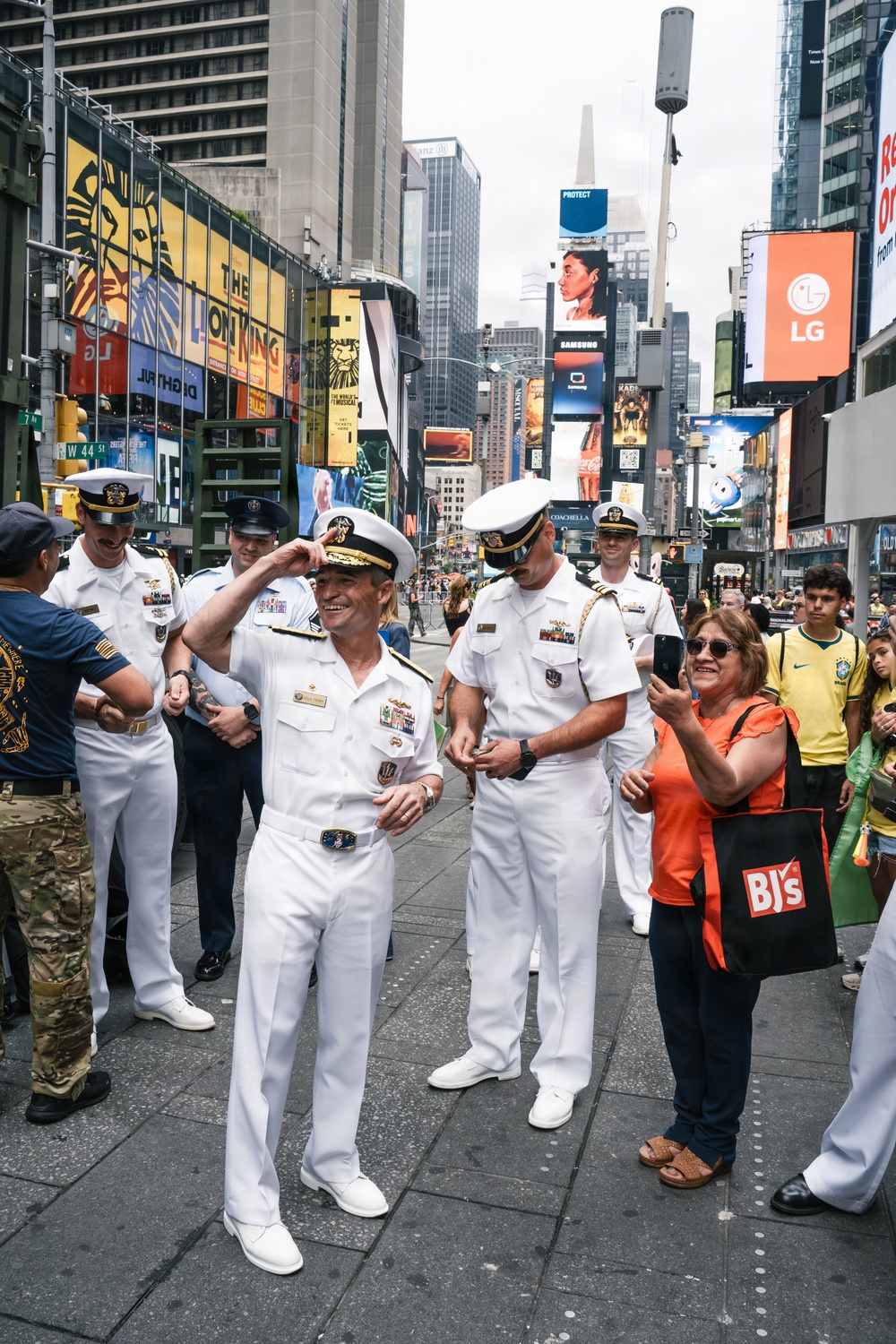 Flag Officer Visit to the U.S. Navy Dive Tank Demonstration in Times Square