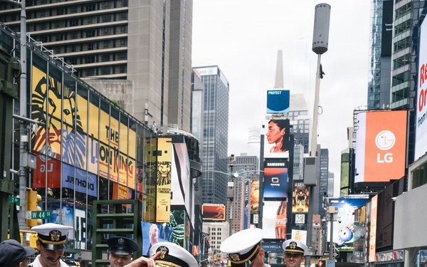 Flag Officer Visit to the U.S. Navy Dive Tank Demonstration in Times Square
