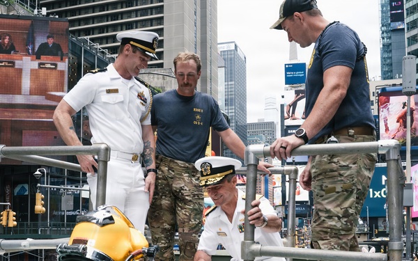 Flag Officer Visit to the U.S. Navy Dive Tank Demonstration in Times Square
