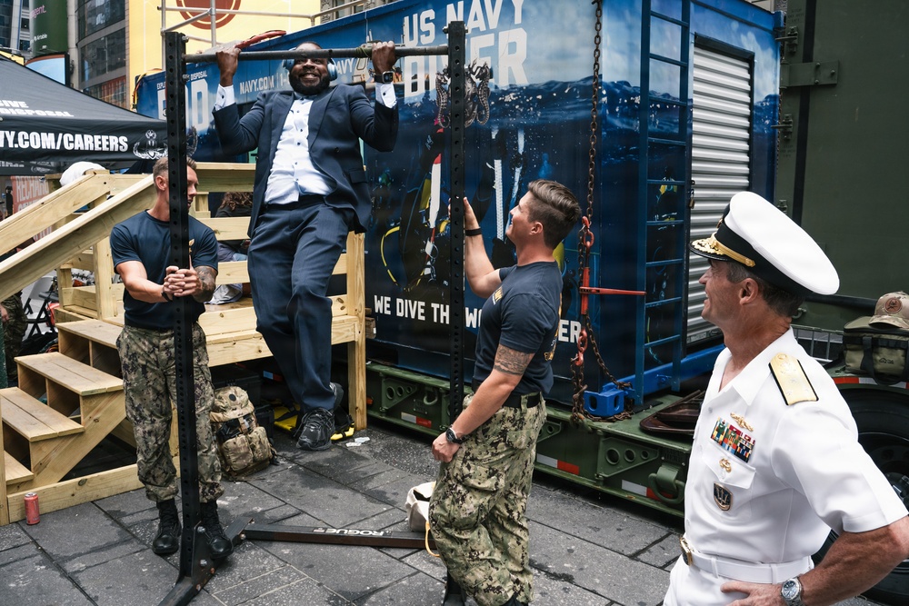 Flag Officer Visit to the U.S. Navy Dive Tank Demonstration in Times Square