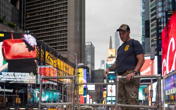 Flag Officer Visit to the U.S. Navy Dive Tank Demonstration in Times Square