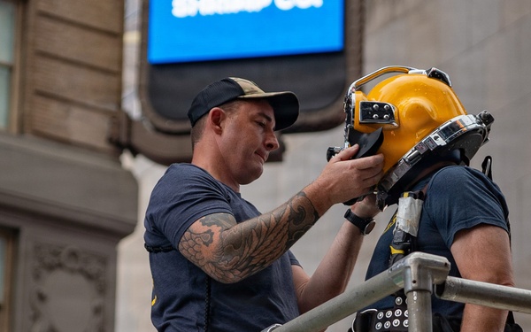 Flag Officer Visit to the U.S. Navy Dive Tank Demonstration in Times Square