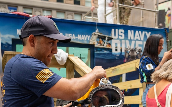 Flag Officer Visit to the U.S. Navy Dive Tank Demonstration in Times Square