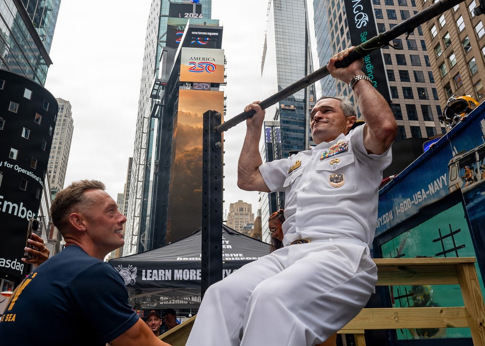Flag Officer Visit to the U.S. Navy Dive Tank Demonstration in Times Square