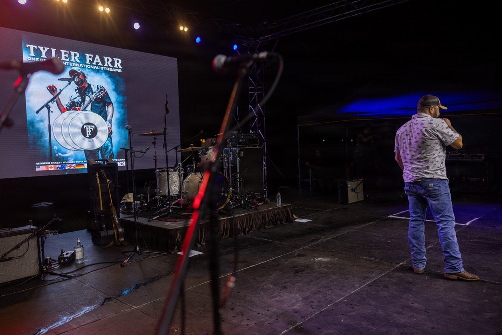 US Marines with MRF-D attend Tyler Farr concert