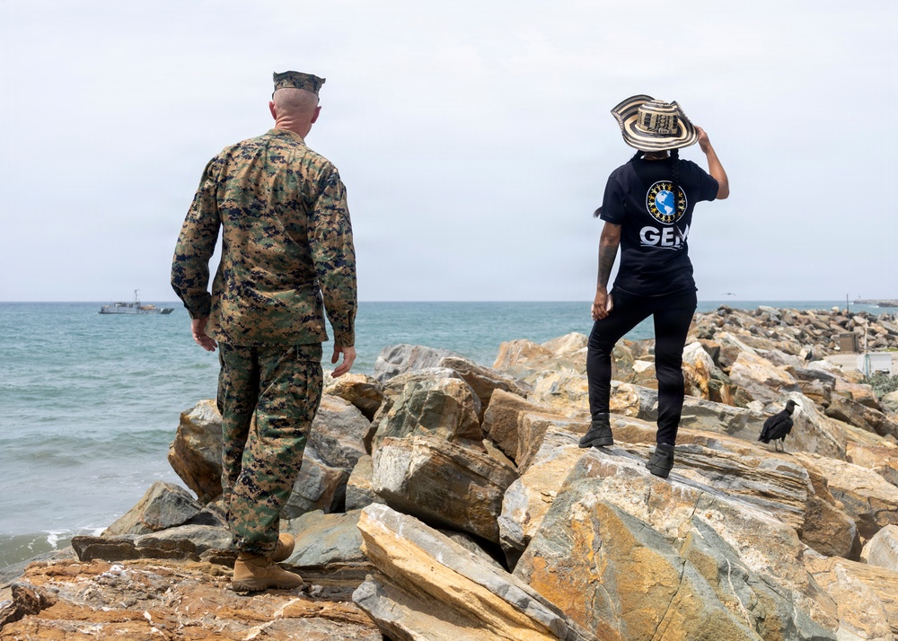LCF-24 Marines and USS Fort Lauderdale Sailors Deliver Supplies to Venezuela