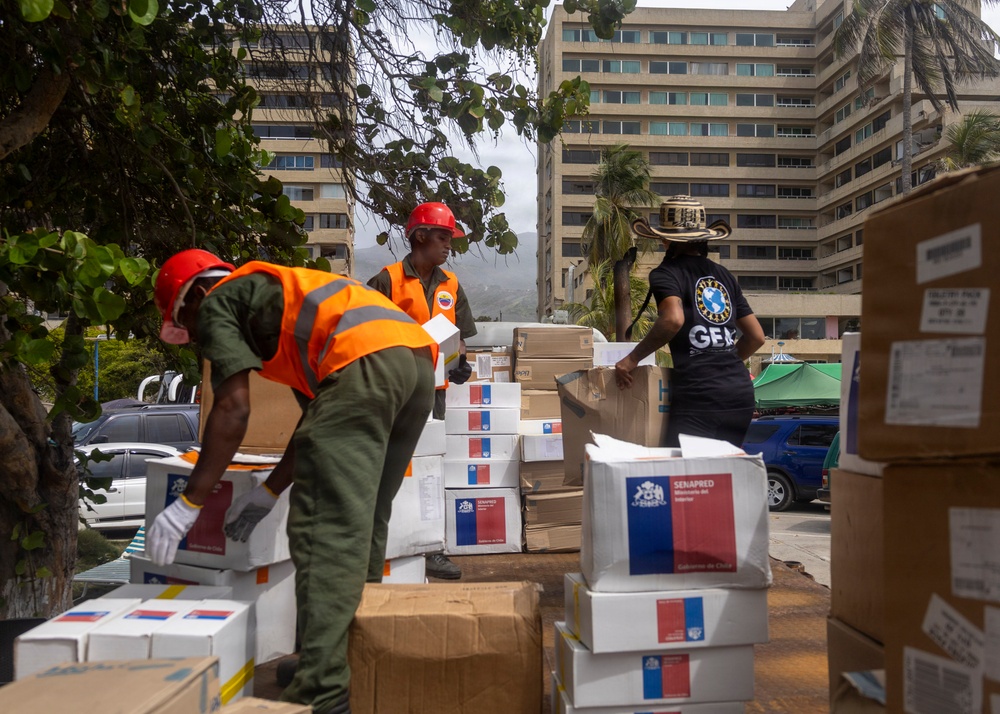 LCF-24 Marines and USS Fort Lauderdale Sailors Deliver Supplies to Venezuela