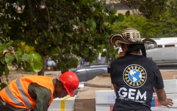 LCF-24 Marines and USS Fort Lauderdale Sailors Deliver Supplies to Venezuela