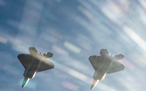 Aerial Imagery: F-22 Raptors fly with Air Force One during HUGE 1 rehearsal