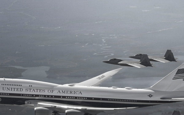 Aerial Imagery: F-22 Raptors fly with Air Force One during HUGE 1 rehearsal