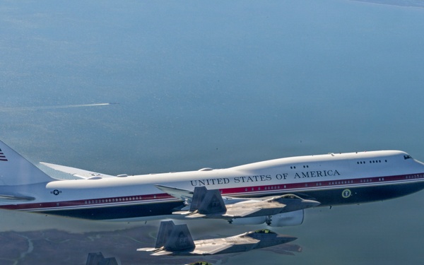 Aerial Imagery: F-22 Raptors fly with Air Force One during HUGE 1 rehearsal