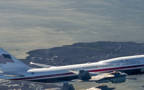 Aerial Imagery: F-22 Raptors fly with Air Force One during HUGE 1 rehearsal