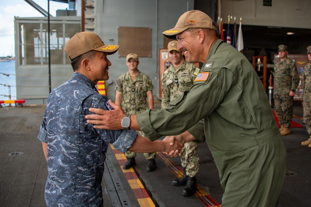 USS Essex Commanding Officer Welcomes ROK Task Force Commander for RIMPAC 2026