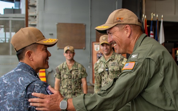USS Essex Commanding Officer Welcomes ROK Task Force Commander for RIMPAC 2026