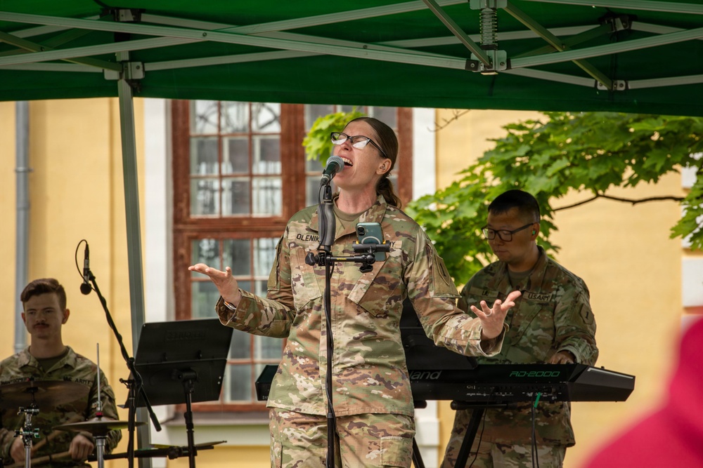 1st Infantry Division Band plays Independence Day concert in Võru, Estonia