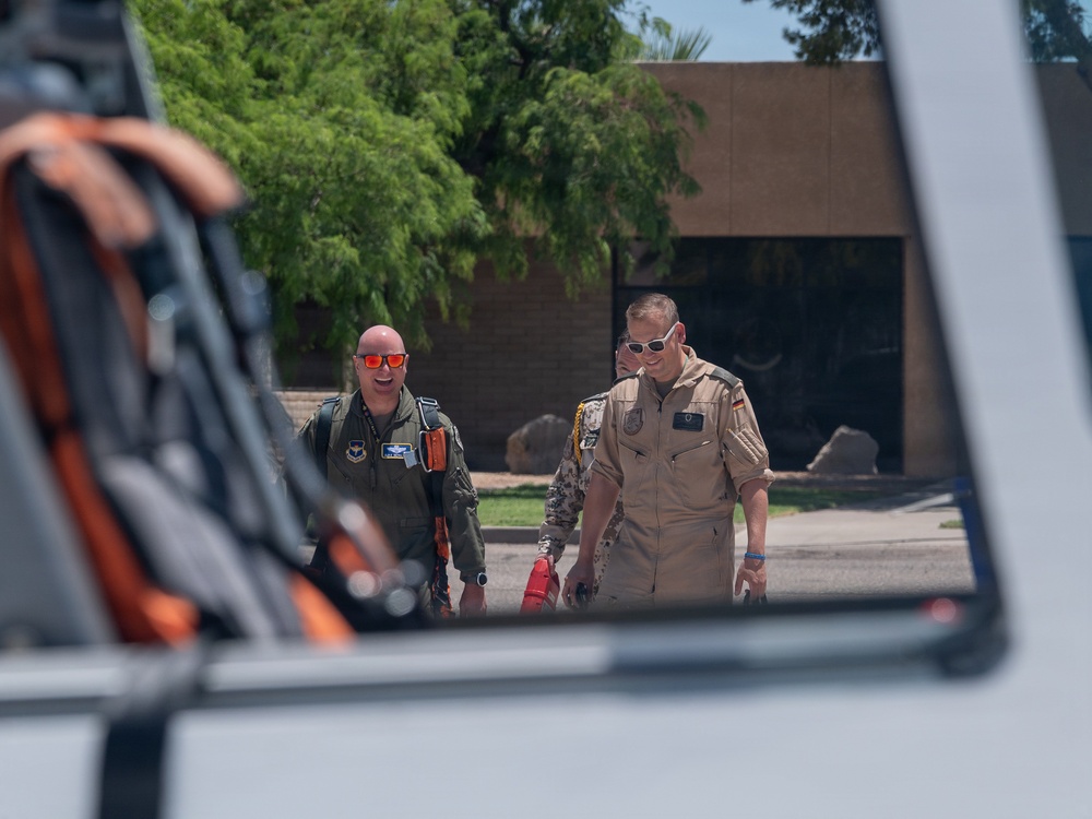 Title: Luke Commander meets with 3rd German Air Force Commander