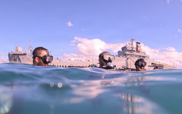 U.S. Navy, Royal New Zealand Navy, Royal Canadian Navy, Peruvian Navy, Mexican Navy Divers conduct familiarization dives during RIMPAC 2026