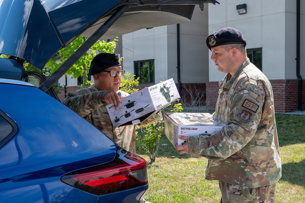 Dorm residents receive new cookware