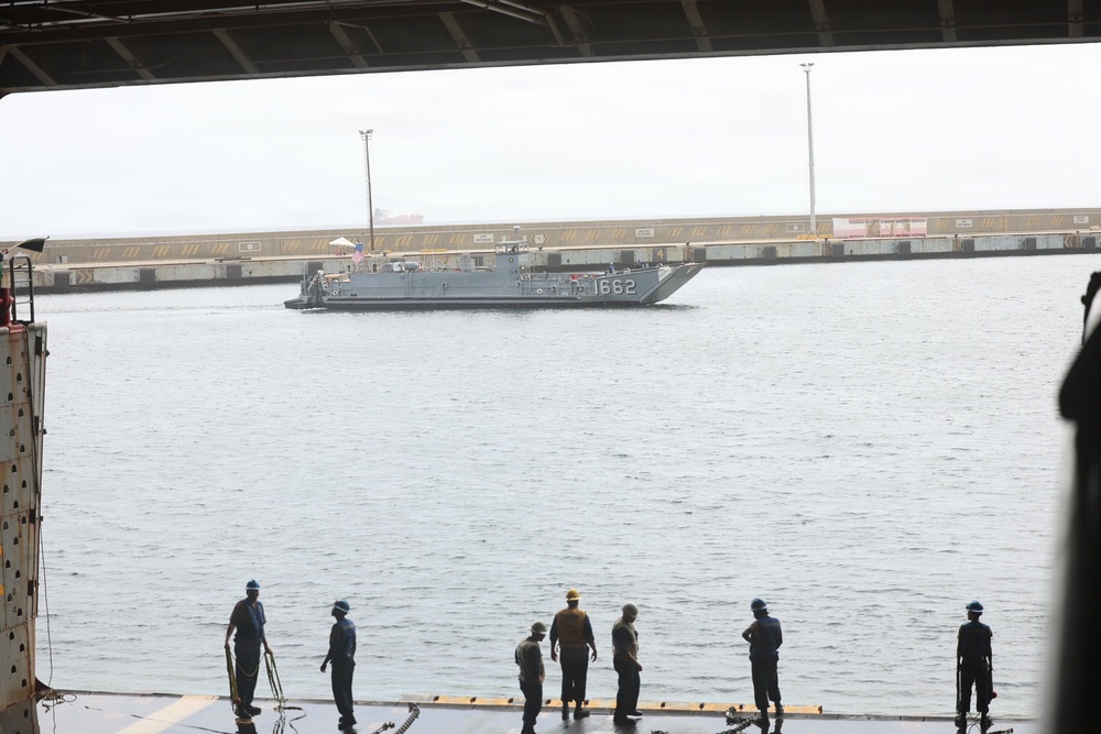 A landing craft, utility approaches the well deck of the San Antonio-class amphibious transport dock USS Fort Lauderdale (LPD 28), at the port of La Guaira, Venezuela, July 6, 2026.