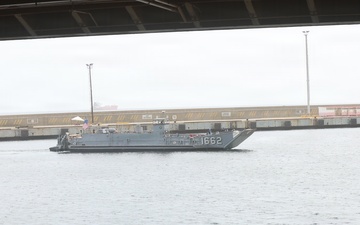 A landing craft, utility approaches the well deck of the San Antonio-class amphibious transport dock USS Fort Lauderdale (LPD 28), at the port of La Guaira, Venezuela, July 6, 2026.