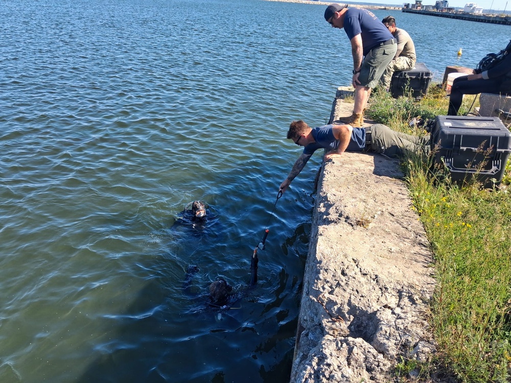 Adm. Wikoff Visits UCT 1 Dive Operations in Estonia