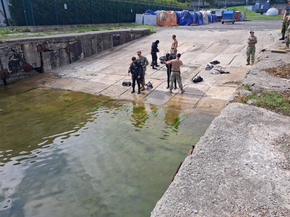 Adm. Wikoff Visits UCT 1 Dive Operations in Estonia