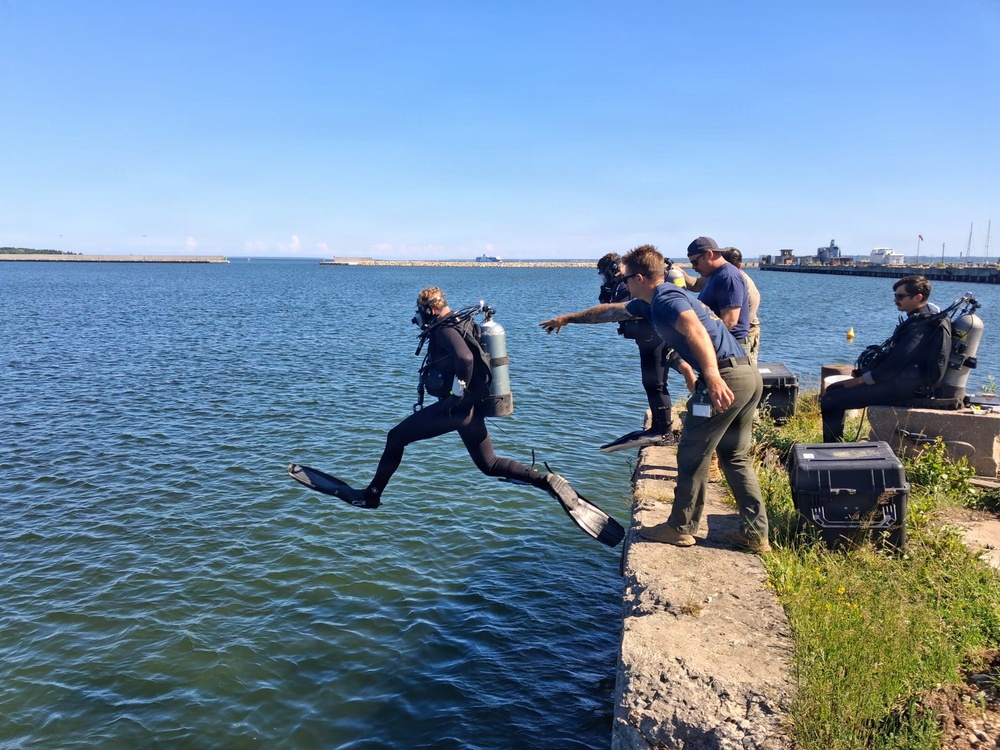 Adm. Wikoff Visits UCT 1 Dive Operations in Estonia