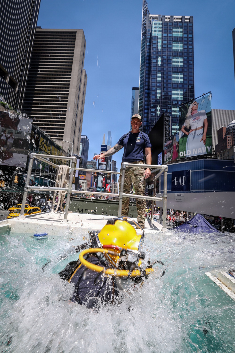 International Naval Review 250 - Dive Tank