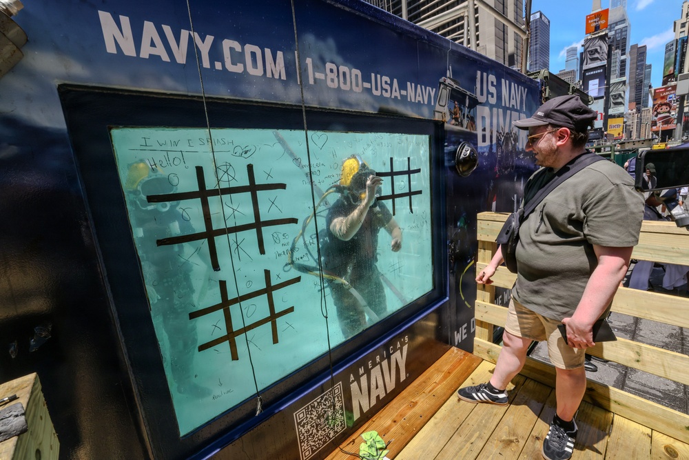 International Naval Review 250 - Dive Tank