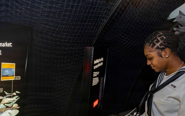 U.S. Sailors Visit New York Aquarium