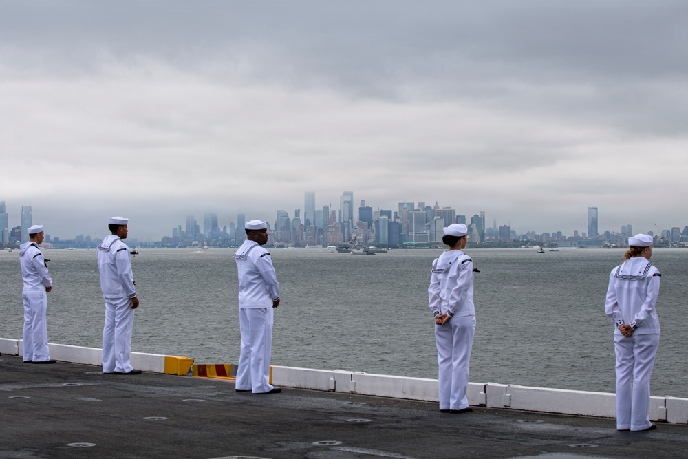 USS Nimitz Pulls Out of New York Harbor
