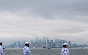 USS Nimitz Pulls Out of New York Harbor