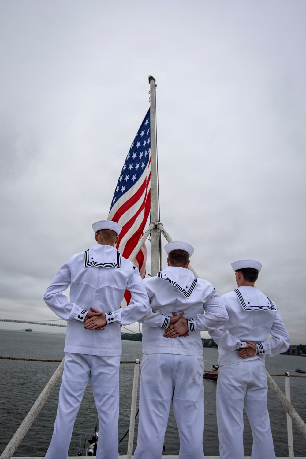 USS Nimitz Pulls Out of New York Harbor