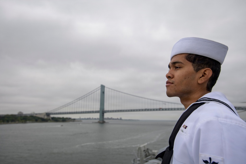 USS Nimitz Pulls Out of New York Harbor
