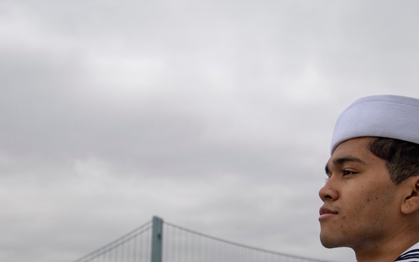 USS Nimitz Pulls Out of New York Harbor