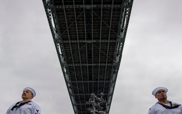 USS Nimitz Pulls Out of New York Harbor